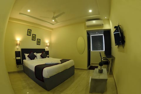 Basic Double Room, Non Smoking | Laptop workspace, soundproofing, free WiFi