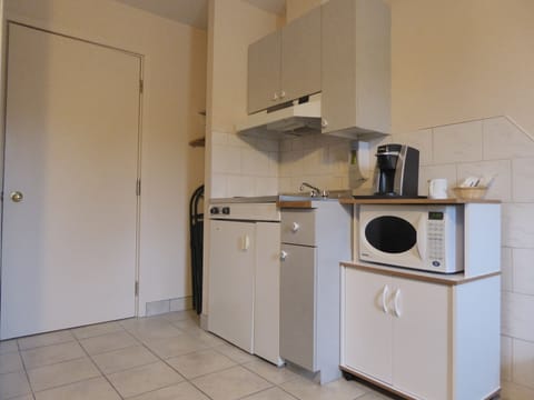 Double Room, Kitchenette | Private kitchenette