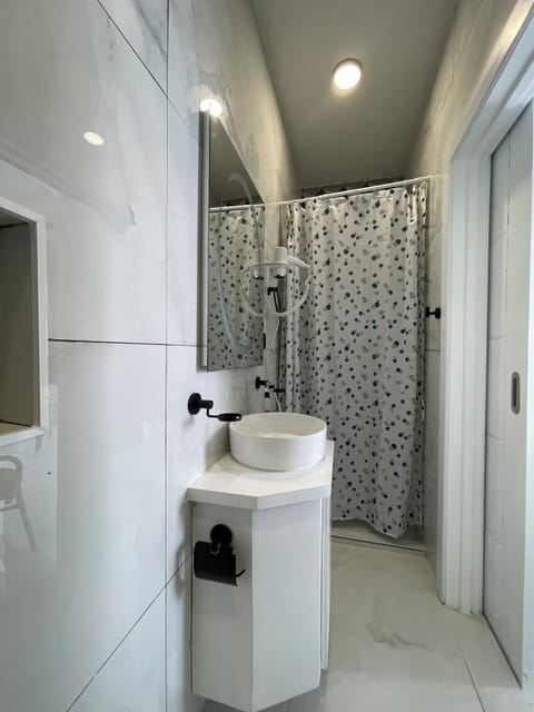 Standard queem - Studio Type | Bathroom | Shower, rainfall showerhead, hair dryer, towels