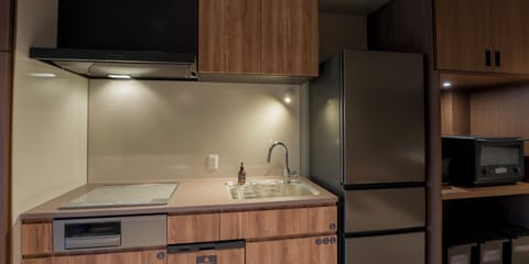 Full-size fridge, microwave, stovetop, dishwasher