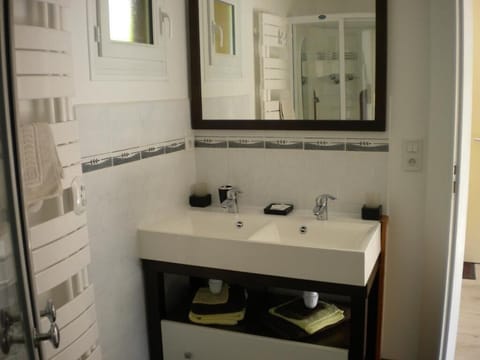 Room, 1 Bedroom | Bathroom | Hair dryer