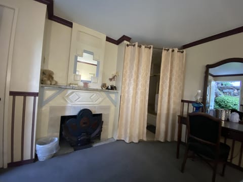 Room, 1 Queen Bed (Back) | Bathroom | Combined shower/tub, free toiletries, hair dryer, towels