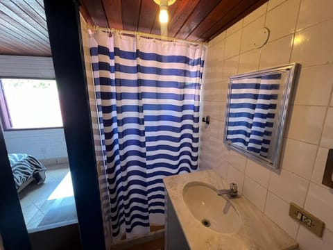 Standard Twin Room | Bathroom | Shower, towels, toilet paper