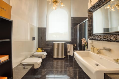 Junior Suite | Bathroom | Shower, free toiletries, hair dryer, slippers