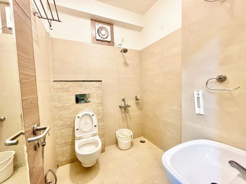 Deluxe Quadruple Room | Bathroom | Towels, soap, shampoo