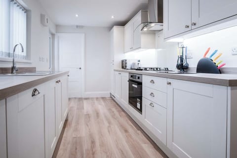 Standard House | Private kitchen | Fridge, microwave, oven, stovetop