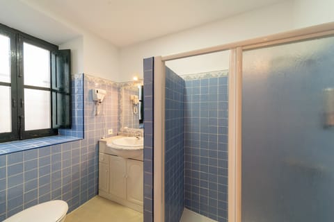 Deluxe Apartment | Bathroom | Hair dryer, bidet, towels, soap