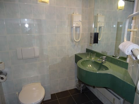 Executive Room Twin with daily cleaning | Bathroom | Combined shower/tub, hair dryer, towels