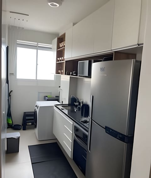 Deluxe Apartment | Private kitchen | Full-size fridge, microwave, stovetop, cookware/dishes/utensils