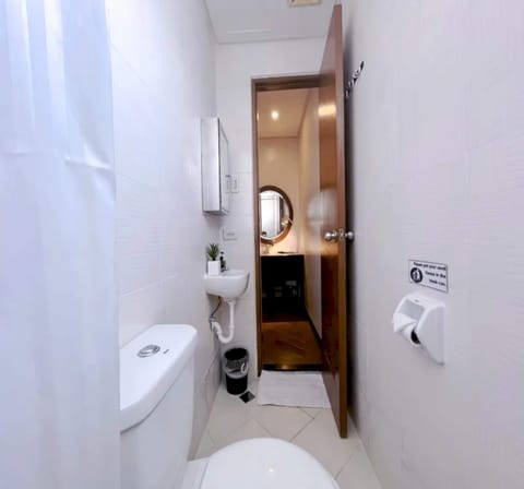 Deluxe Single Room | Bathroom | Shower, rainfall showerhead, towels, soap