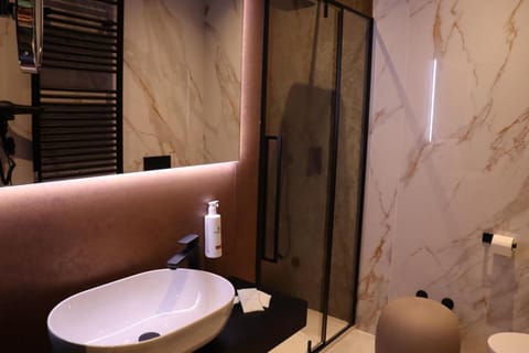 Luxury Room, Balcony | Bathroom | Shower, hair dryer, slippers, towels