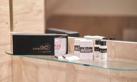 Combined shower/tub, hair dryer, towels