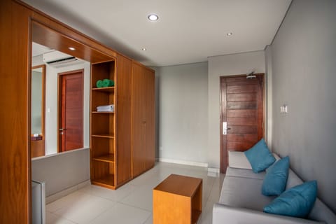 Studio Suite | Living area | Flat-screen TV