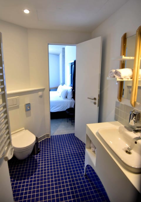 Executive Double Room, Canal View | Bathroom | Free toiletries, hair dryer, towels