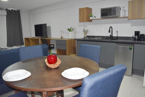 Classic Apartment, City View | In-room dining