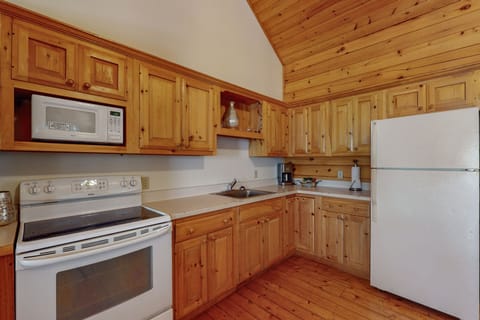 Cabin, 3 Bedrooms | Private kitchen | Cookware/dishes/utensils