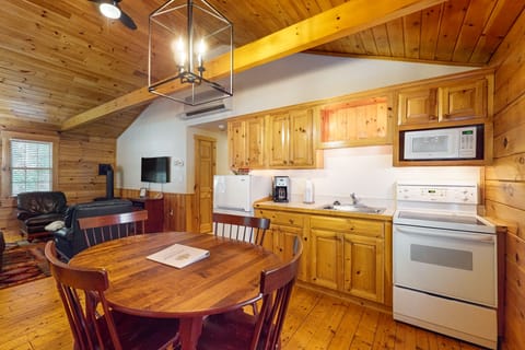 Cabin, 2 Bedrooms | Private kitchen | Cookware/dishes/utensils