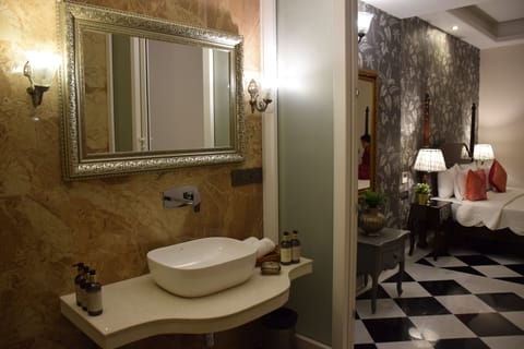 Deluxe Double or Twin Room | Bathroom | Shower, hair dryer, towels, soap