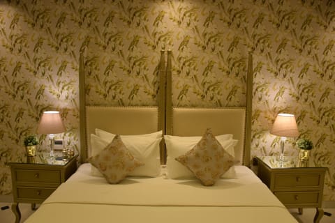 Executive Suite | Desk, free WiFi, bed sheets