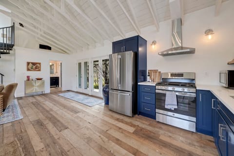 Villa | 2 bedrooms, desk, Internet