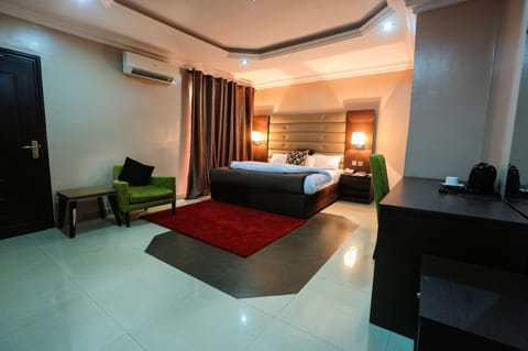 Executive Room | 1 bedroom, premium bedding, pillowtop beds, desk