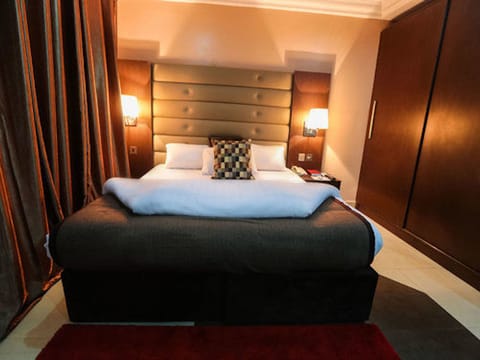 Executive Room | 1 bedroom, premium bedding, pillowtop beds, desk