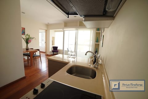 Suite, Balcony | Private kitchen | Mini-fridge, microwave, coffee/tea maker, electric kettle