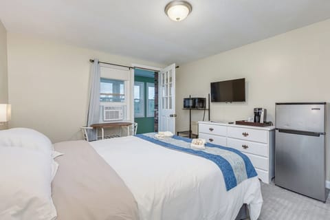 Basic Room, 1 Queen Bed, Non Smoking, Lake View | Premium bedding, down comforters, pillowtop beds, free WiFi