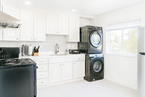 Full-size fridge, microwave, oven, stovetop