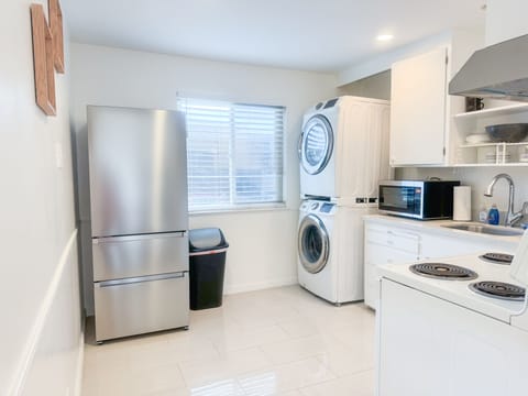 Comfort Apartment, 2 Bedrooms, Patio, Corner | Private kitchen | Full-size fridge, microwave, oven, stovetop