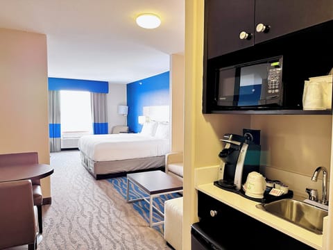 Premium Room, 1 King Bed | Pillowtop beds, in-room safe, desk, laptop workspace