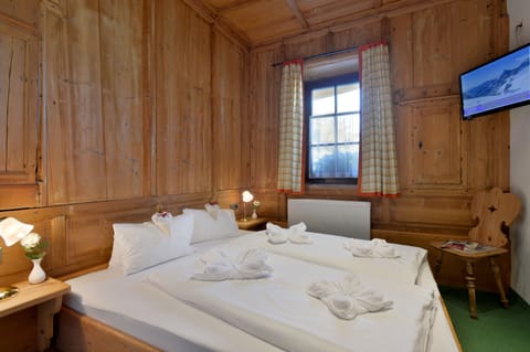 Family Apartment (Mayrhofen) | In-room safe, desk, free cribs/infant beds, free WiFi