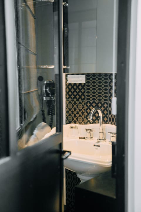 Superior Suite, Sea View | Bathroom | Free toiletries, hair dryer, soap, shampoo