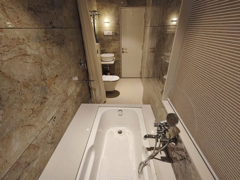 Luxury Studio Suite | Bathroom | Free toiletries, towels, soap, shampoo