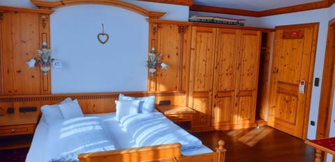 Classic Double Room | Individually decorated, individually furnished, desk, iron/ironing board