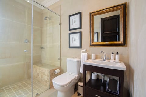 Romena Suite Double deluxe room | Bathroom | Combined shower/tub, free toiletries, hair dryer, bathrobes