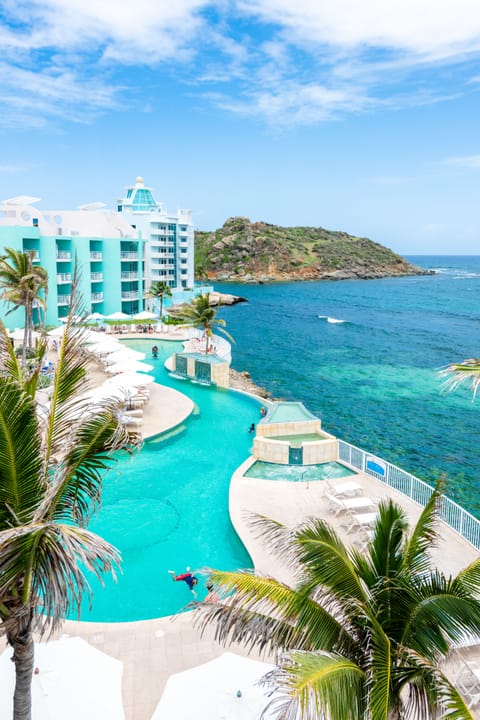 Outdoor pool, pool umbrellas, sun loungers