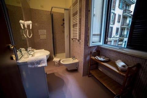 Deluxe Triple Room | Bathroom | Shower, towels