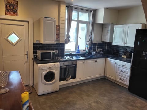 House | Private kitchen | Fridge, microwave, oven, stovetop