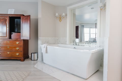 Luxury Lake View Suite, Balcony | Bathroom | Free toiletries, hair dryer, bathrobes, towels