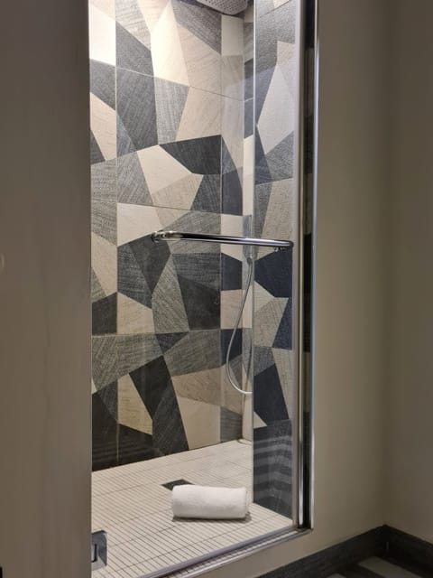 Deluxe Double Room | Bathroom shower