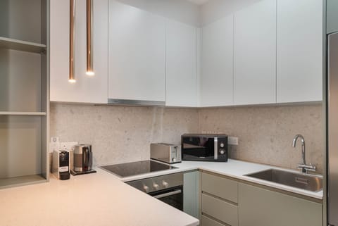 Luxury Apartment, City View | Private kitchen | Electric kettle