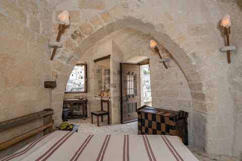 Enotrian Dwelling 5 - in a cave with view of the Sassi | Individually decorated, individually furnished, desk, free WiFi