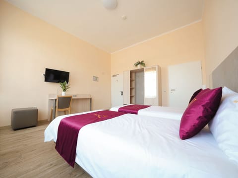 Twin Room | Desk, soundproofing, free WiFi, bed sheets