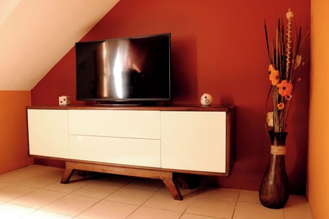 Basic House, Patio | Living area