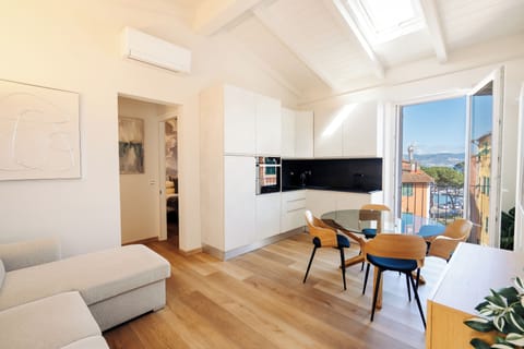 Deluxe Apartment, Terrace, Sea View | Living area | 32-inch flat-screen TV with cable channels, streaming services