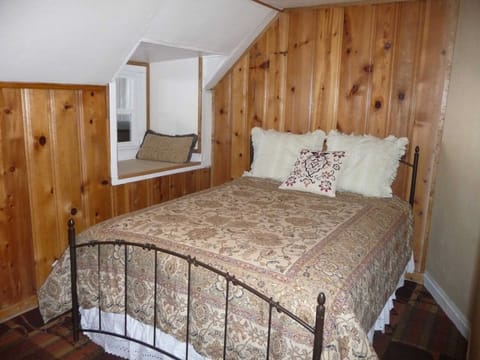 Standard Room, 1 Queen Bed, Private Bathroom (Aspen Room) | Free WiFi