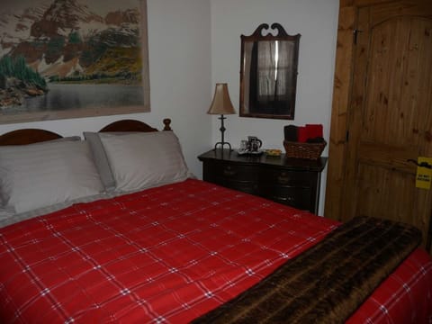 Standard Room, 1 Queen Bed, Shared Bathroom (Quail Mountain Room) | Free WiFi