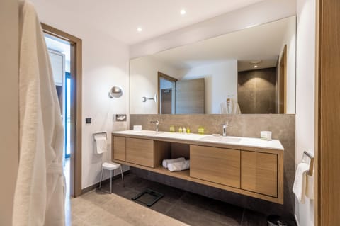 Junior Suite, Garden Area | Bathroom | Hair dryer, towels, soap, shampoo