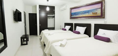 Triple Room | Minibar, desk, free WiFi, bed sheets